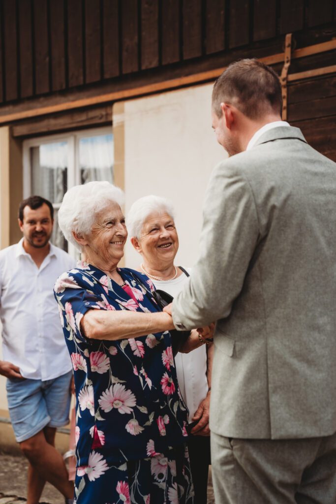 Oma Gratuliert den Bräutigam bei der Hochzeit