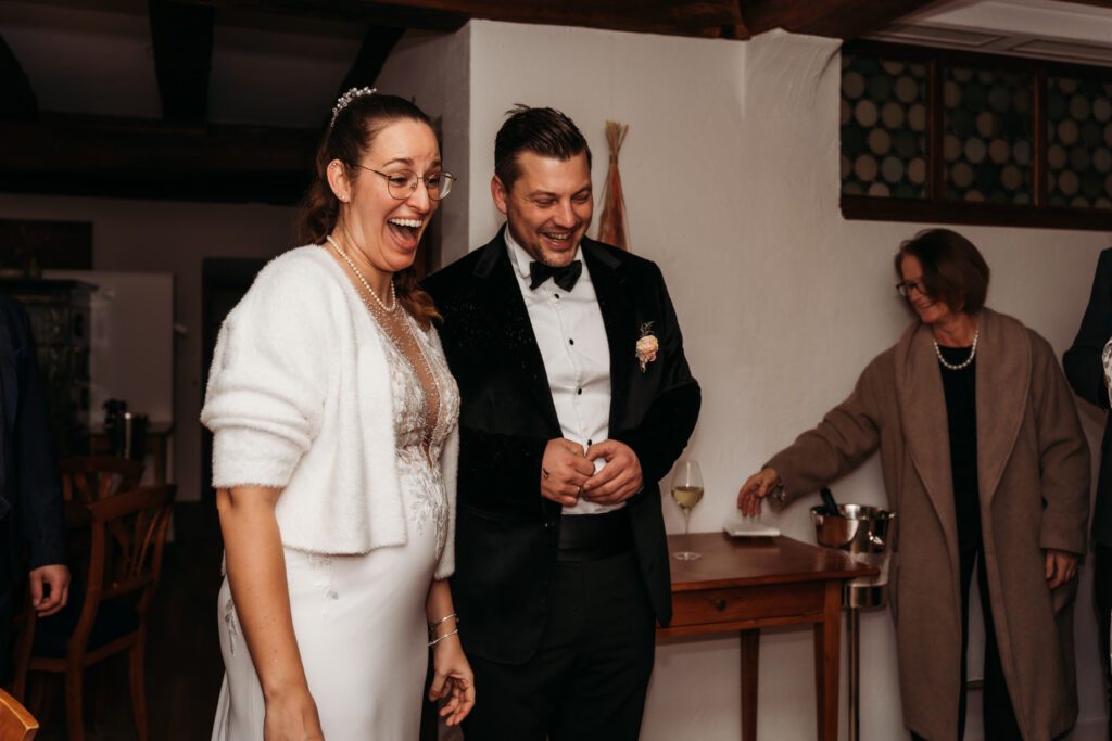 Erste blick auf Kuchen von Braut und Bräutigam