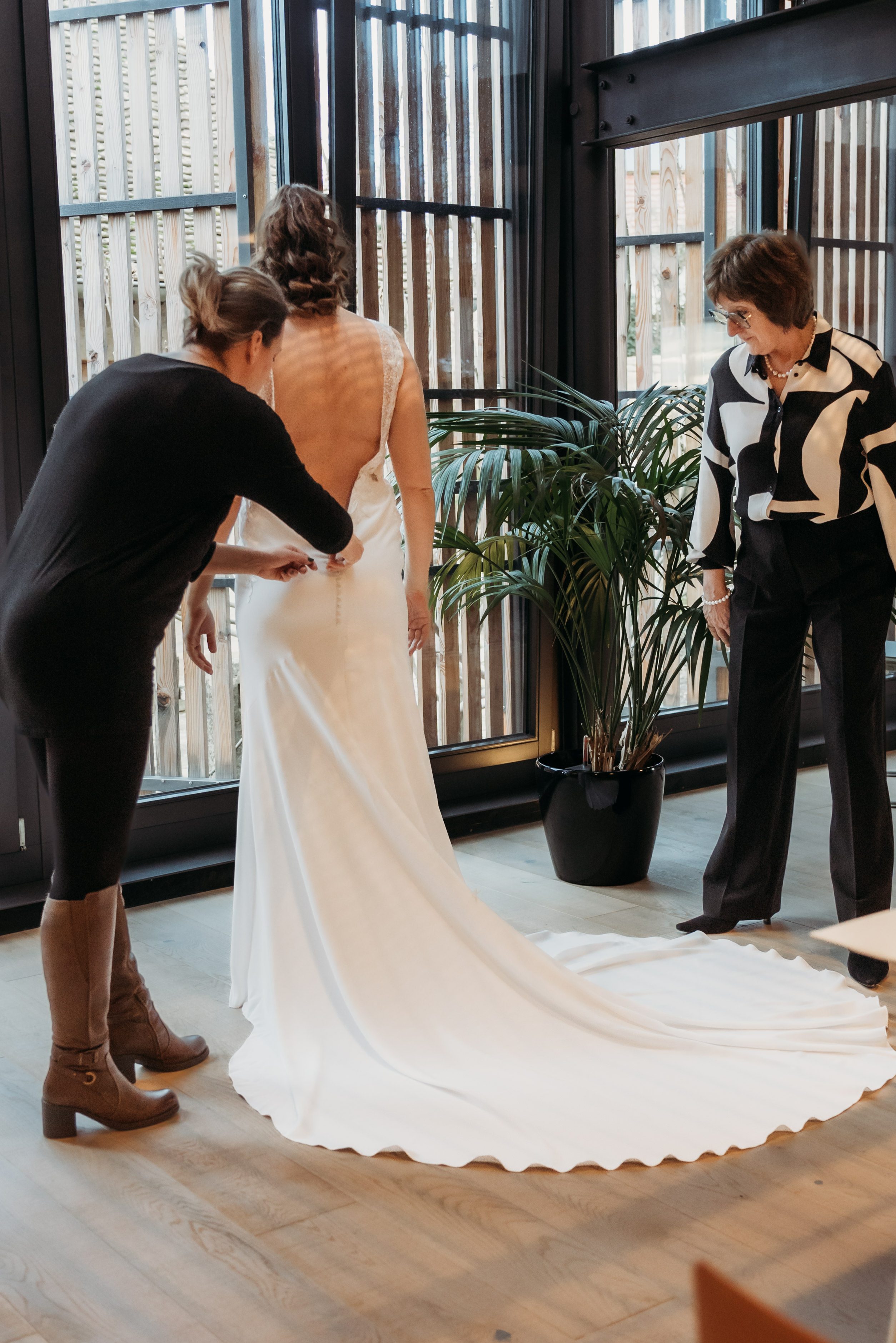 Trauzeugin macht Brautkleid von dier Braut zu