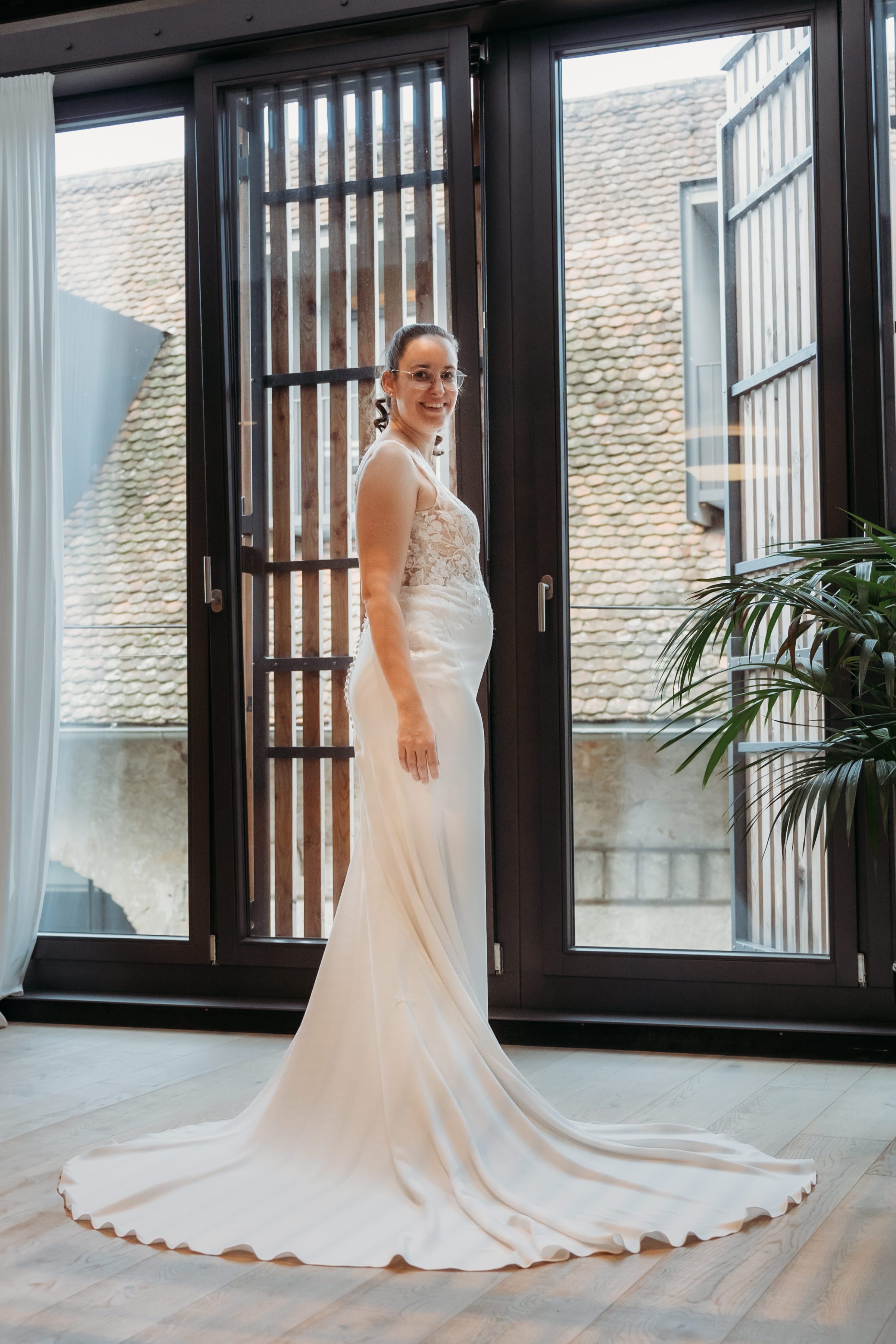 Braut in Brautkleid mit Babybauch