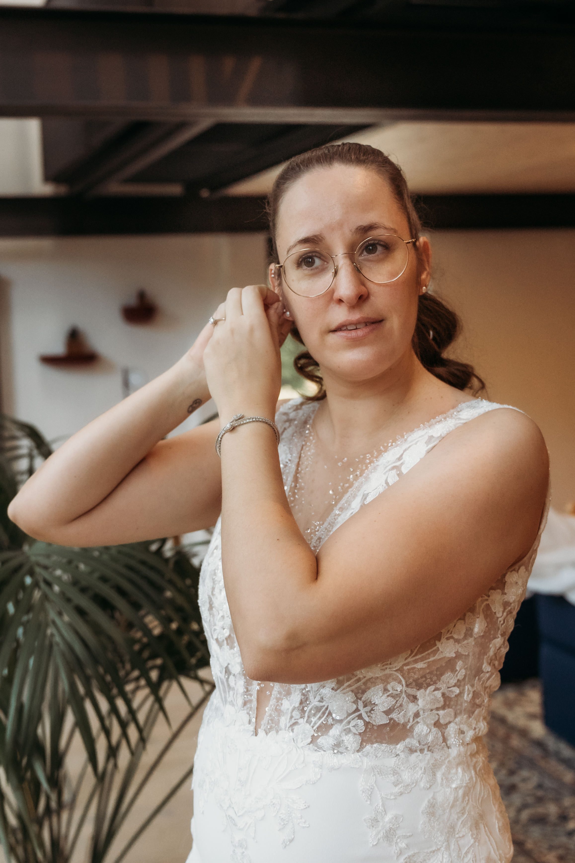 Braut macht die Ohringe rein