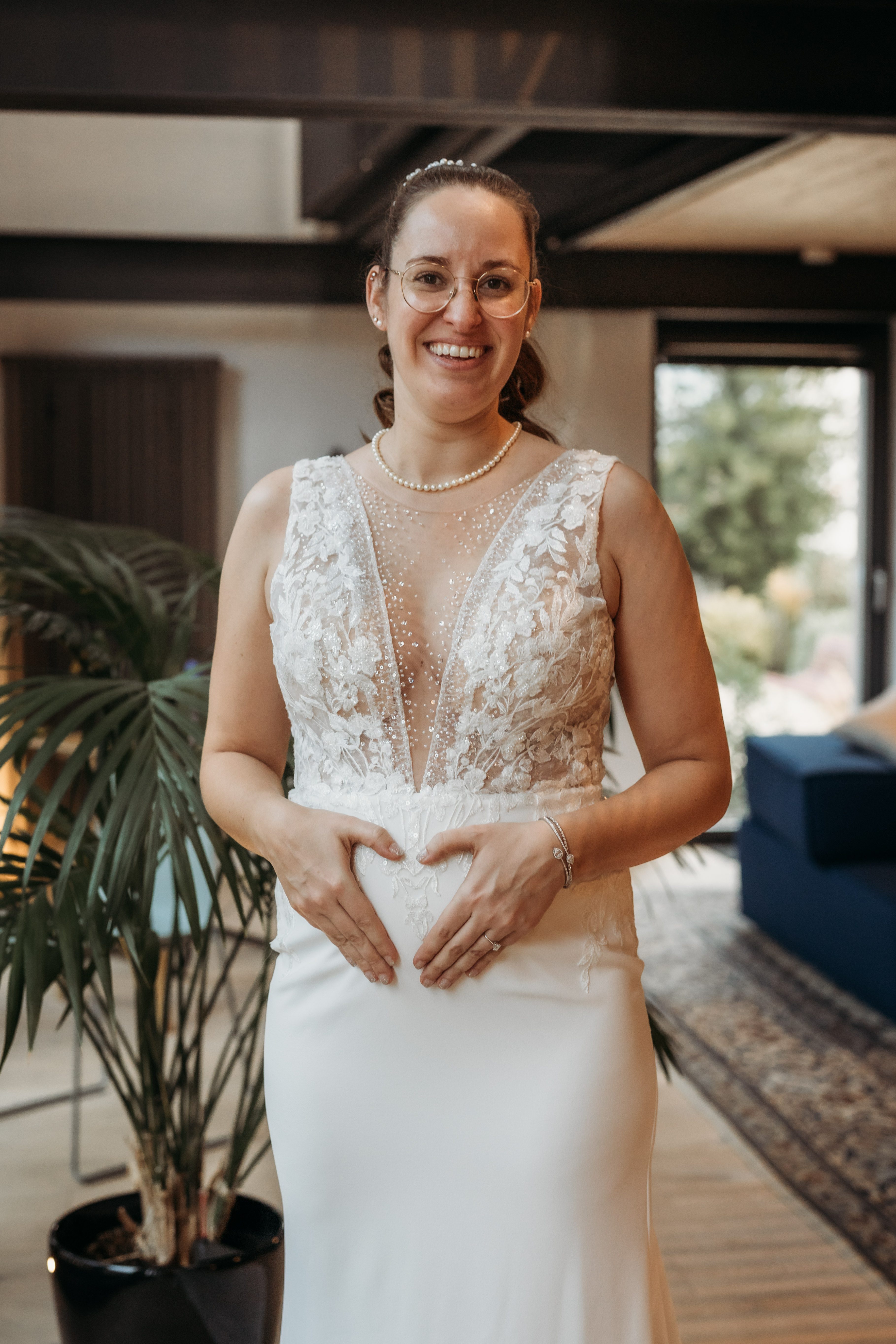 Braut im Brautkleid mit Baby bauch