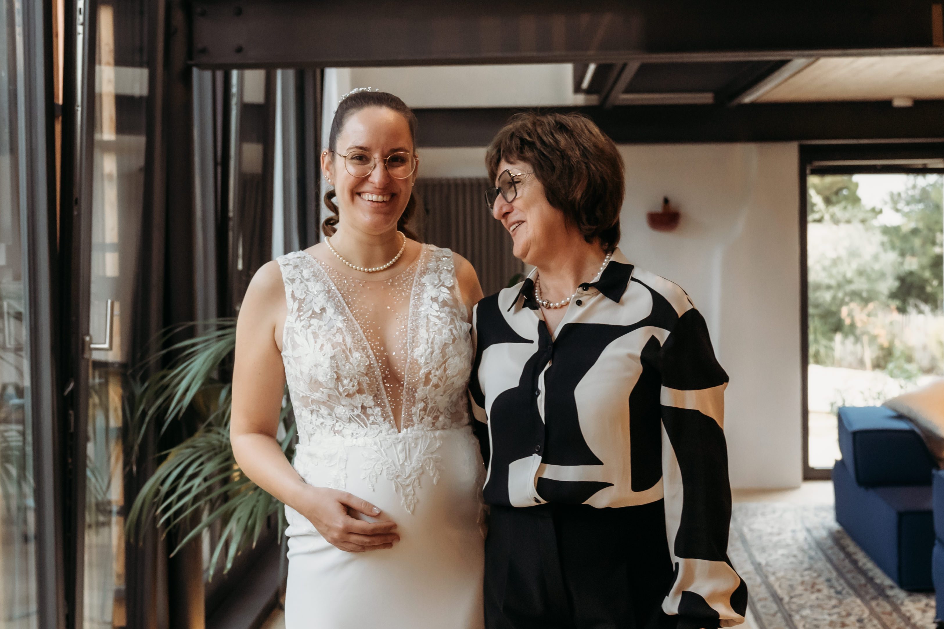 Braut mit brautmama in Brautkleid